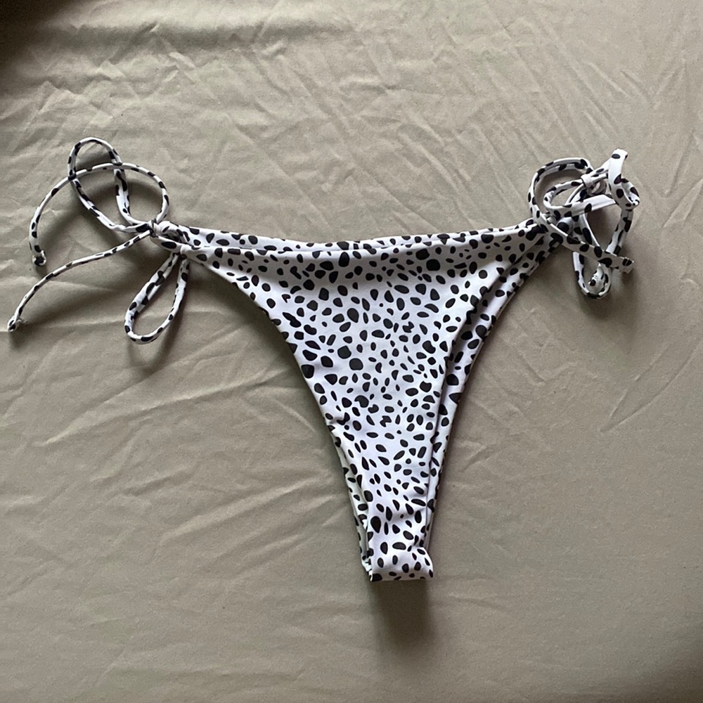 Black and white bikini bottom 🤍